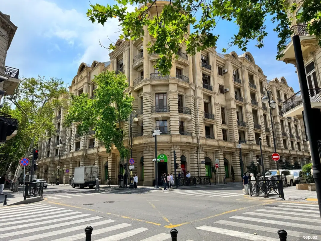 Satılır 4 otaqlı mənzil 135 m²
