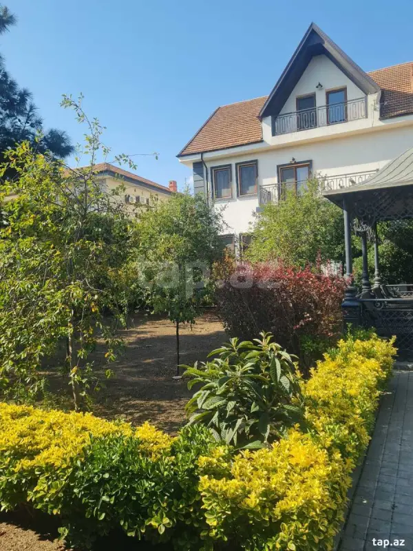 Satılır 9 otaqlı həyət evi 500 m²