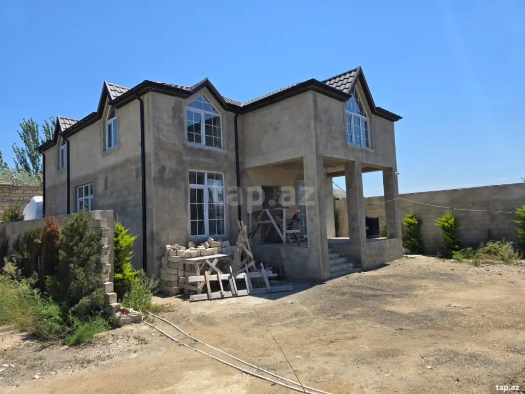 Satılır 5 otaqlı həyət evi 240 m²