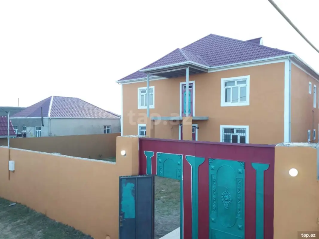 Satılır 8 otaqlı həyət evi 400 m²