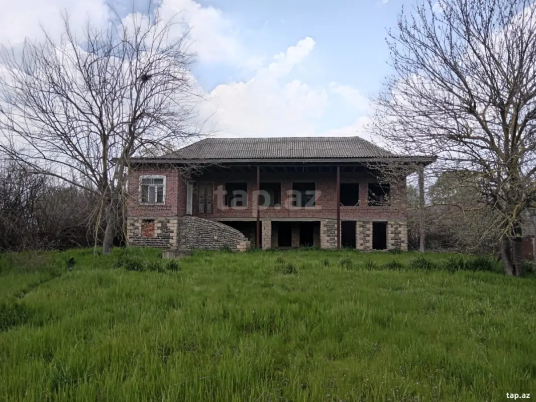 Satılır 8 otaqlı həyət evi 12.28 m²