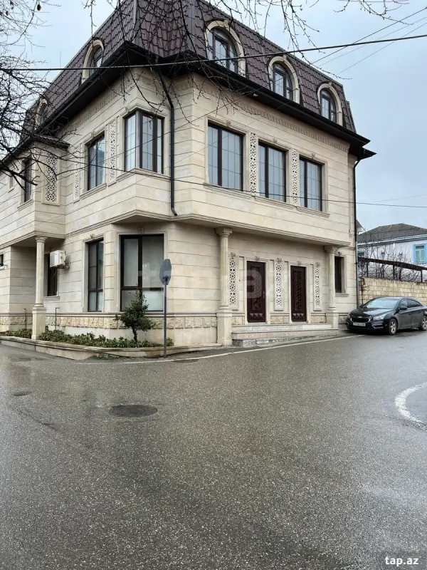 Satılır 8 otaqlı həyət evi 160 m²