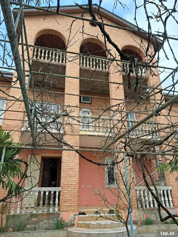 Satılır 7 otaqlı həyət evi 318.8 m²