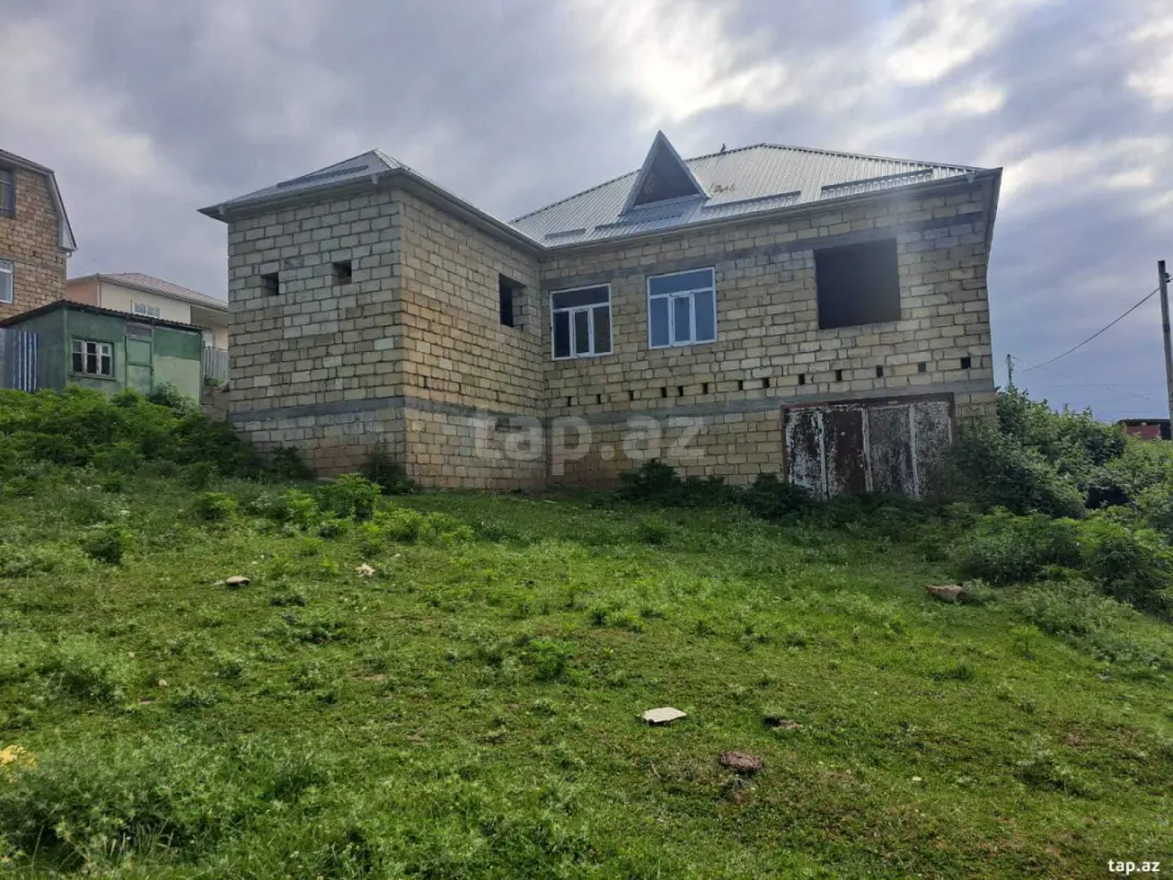 Satılır 5 otaqlı həyət evi 200 m²