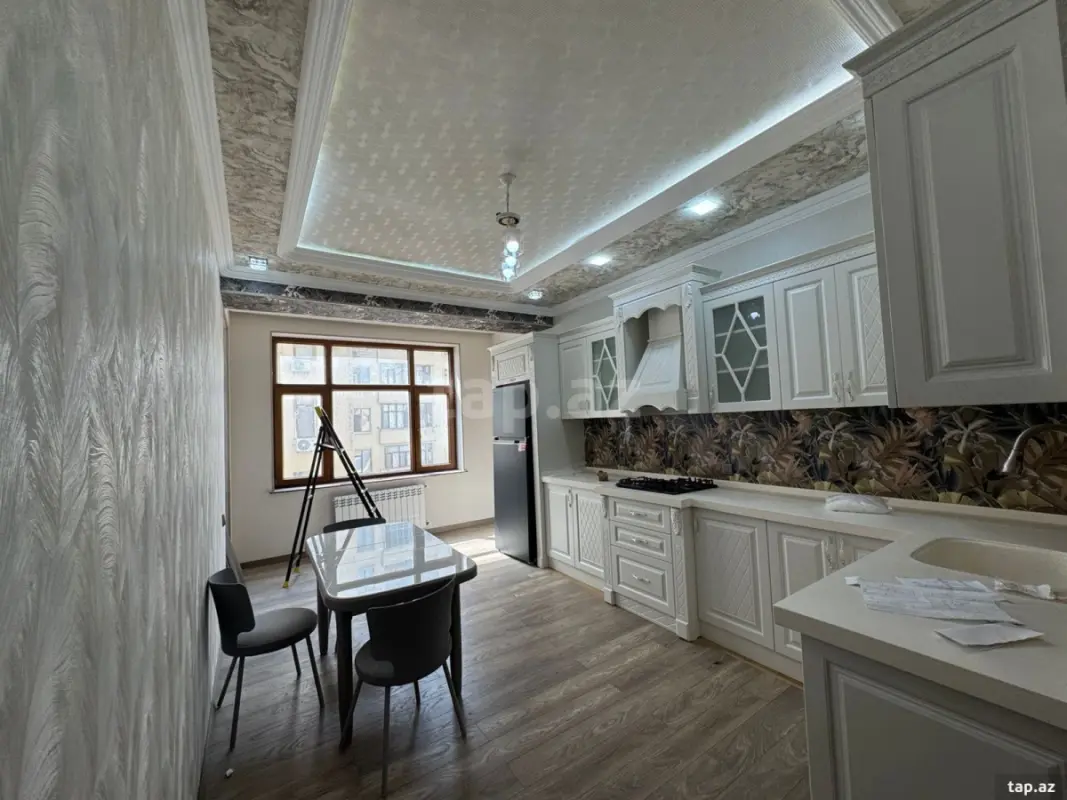 Kirayə verilir 3 otaqlı yeni tikili 135 m²
