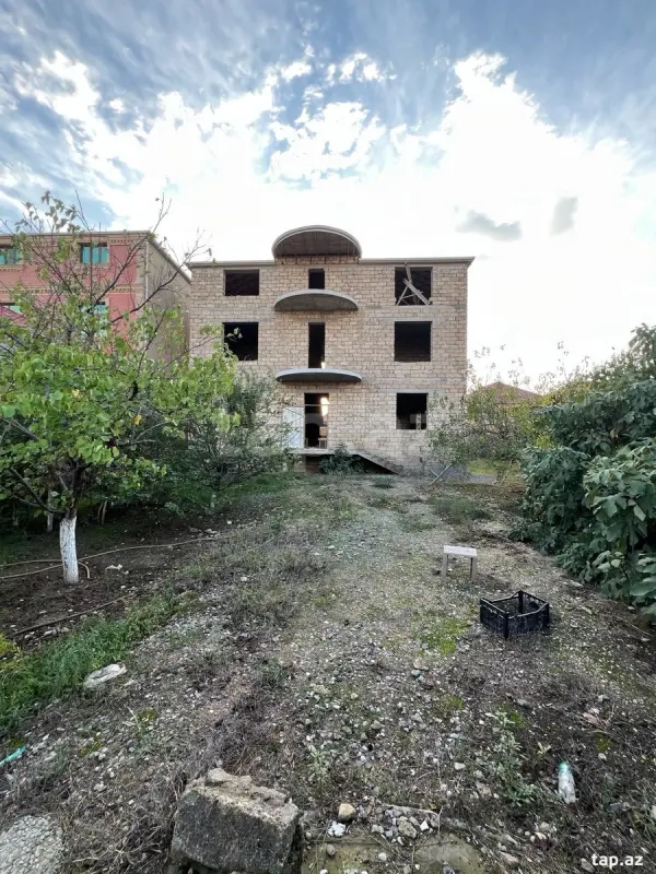 Satılır 7 otaqlı həyət evi 300 m²