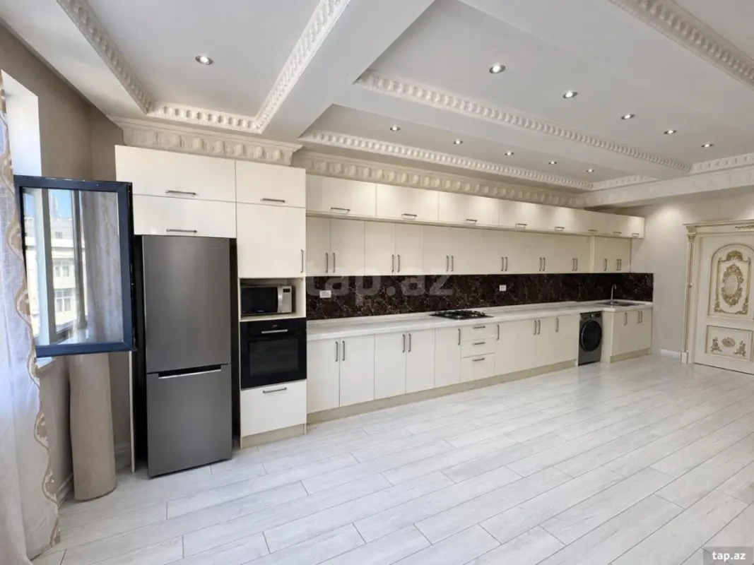 Kirayə verilir 3 otaqlı yeni tikili 240 m²