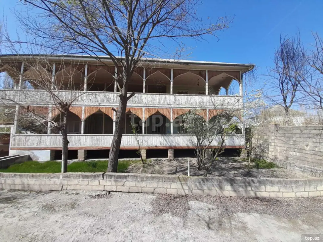 Satılır 8 otaqlı həyət evi 381.76 m²