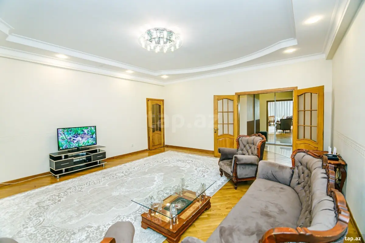 Kirayə verilir 3 otaqlı yeni tikili 150 m²