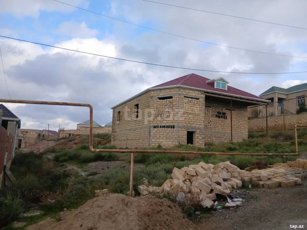 Satılır 5 otaqlı həyət evi 140 m²