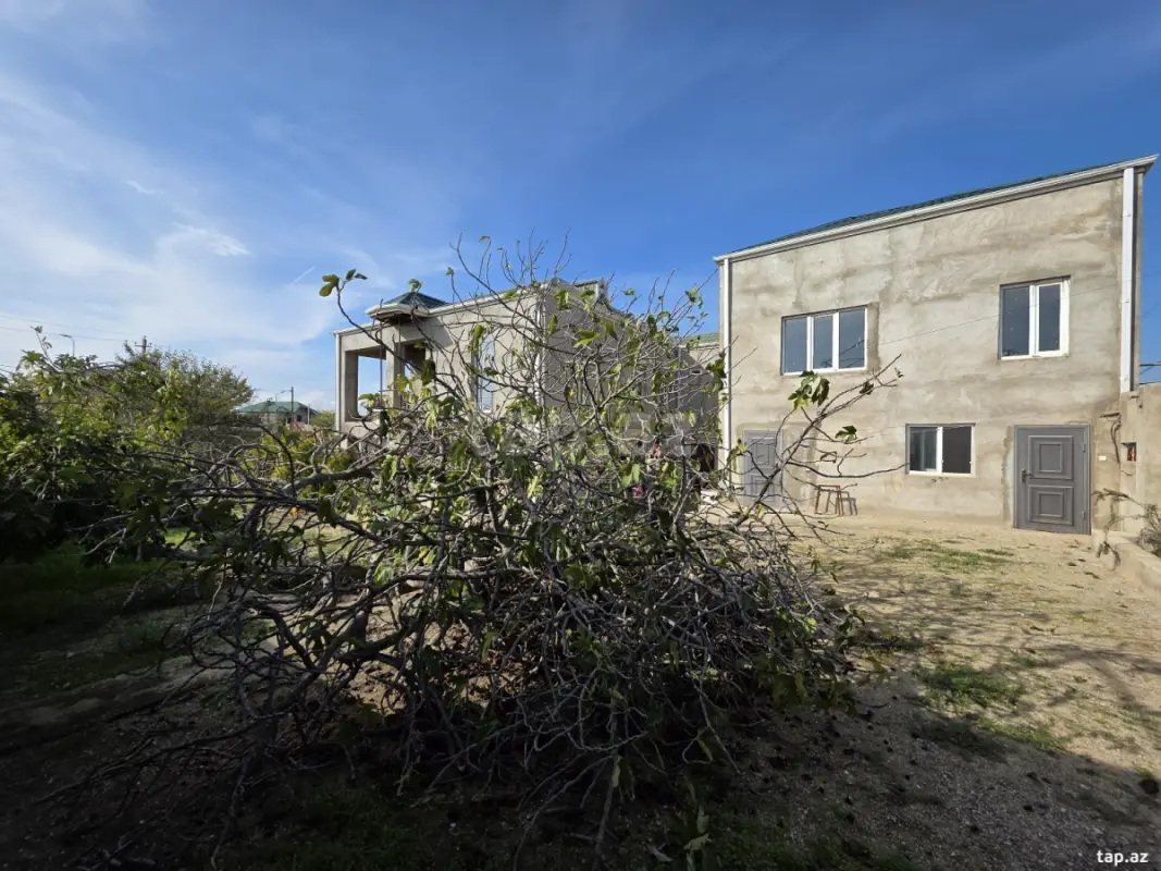 Satılır 8 otaqlı həyət evi 290 m²