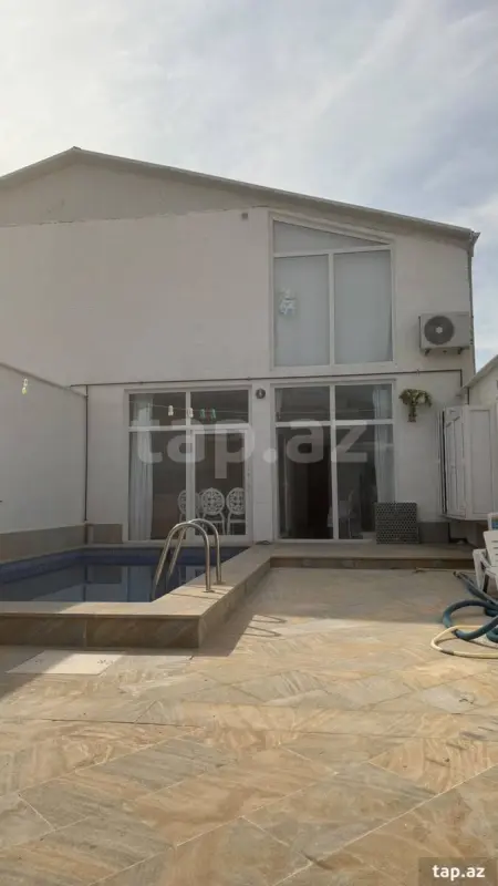 Satılır 10 otaqlı həyət evi 220 m²