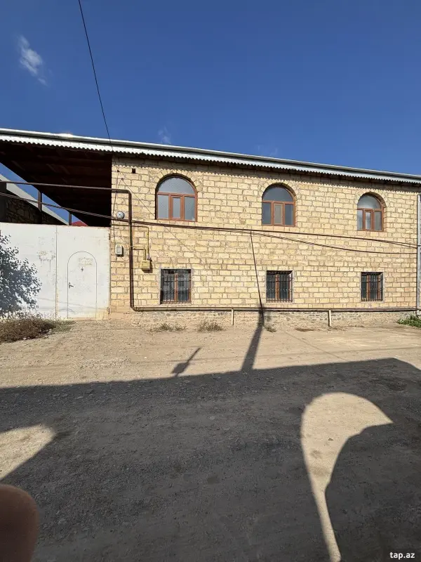 Satılır 9 otaqlı həyət evi 111111 m²