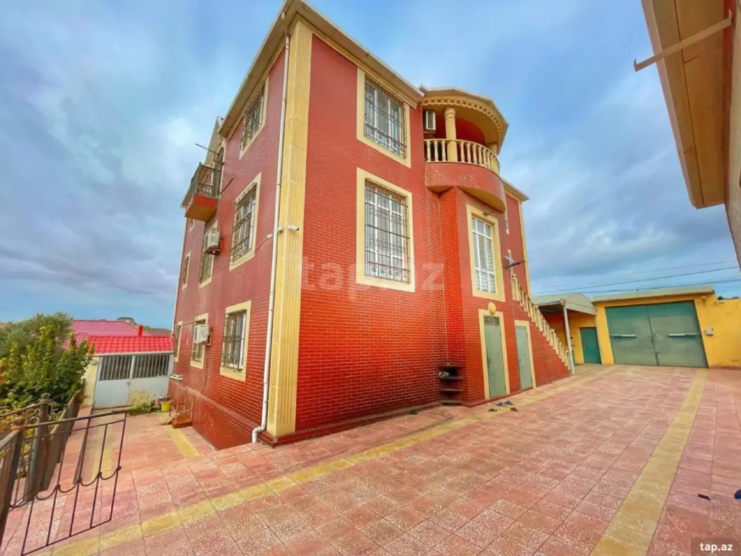 Satılır 13 otaqlı həyət evi 400 m²