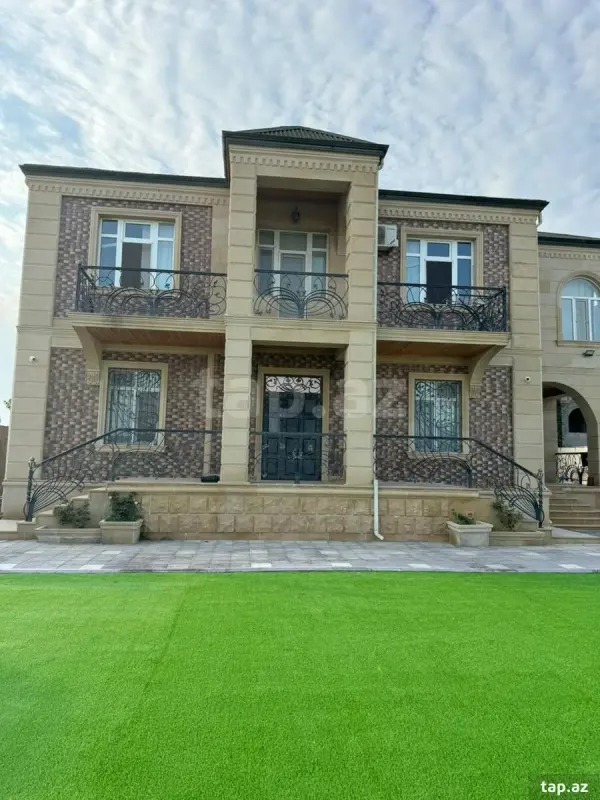 Satılır 7 otaqlı həyət evi 300 m²