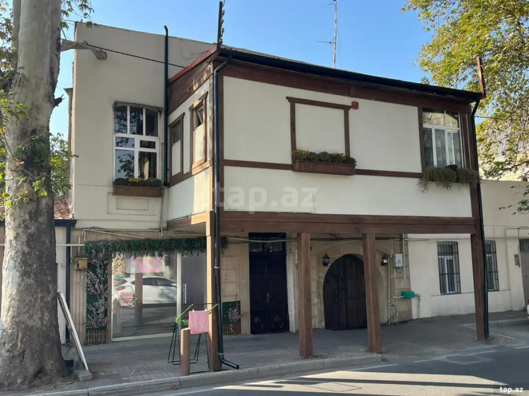Satılır 10 otaqlı həyət evi 400 m²