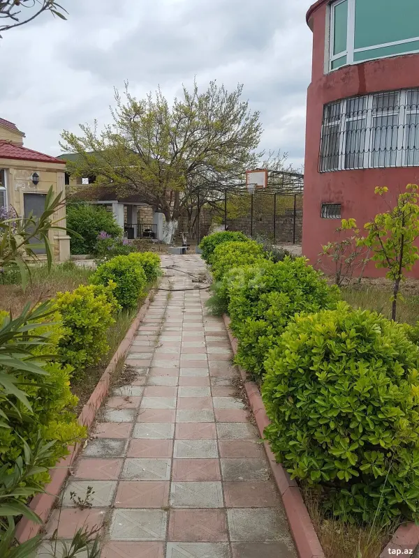 Satılır 7 otaqlı həyət evi 300 m²