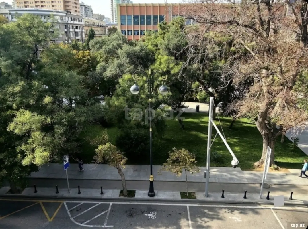 Satılır 6 otaqlı mənzil 345 m²