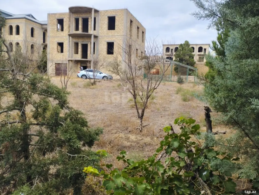 Satılır 8 otaqlı həyət evi 300 m²