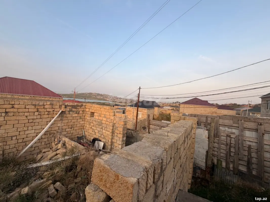 Satılır 2 otaqlı həyət evi 2400 m²