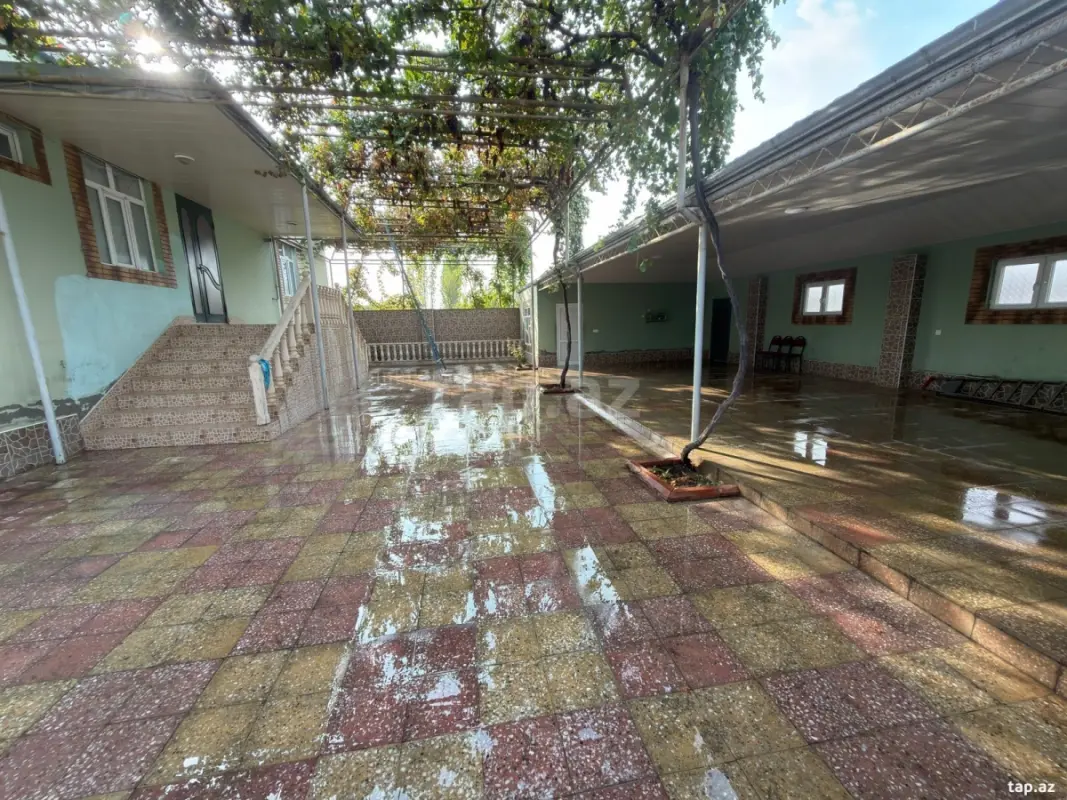 Satılır 5 otaqlı həyət evi 200 m²