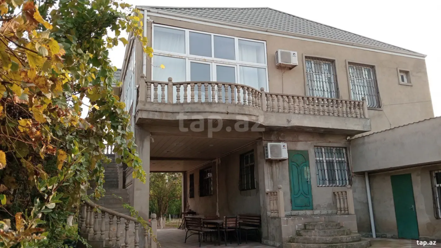 Satılır 8 otaqlı həyət evi 190 m²