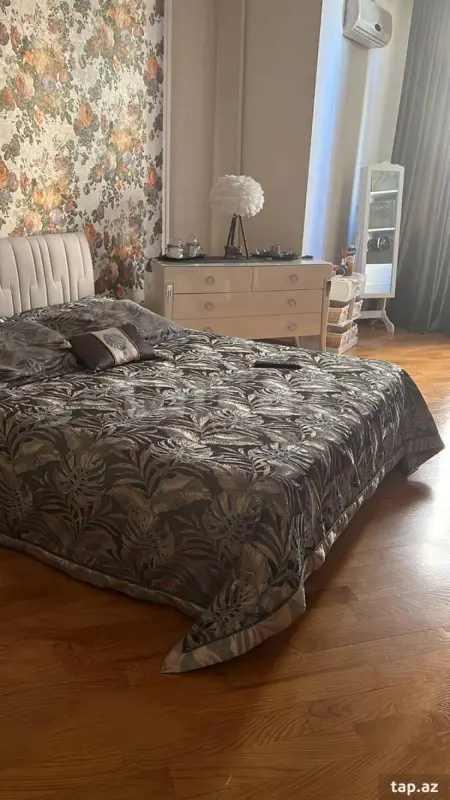 Kirayə verilir 3 otaqlı yeni tikili 140 m²