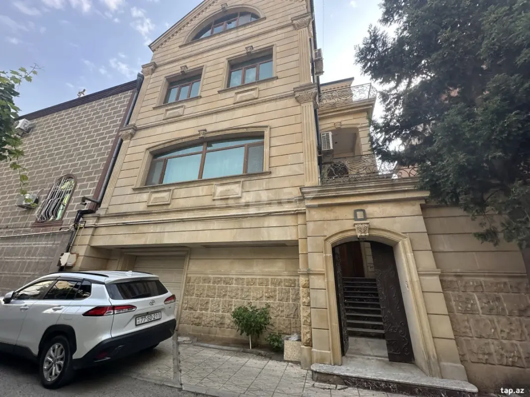 Satılır 10 otaqlı həyət evi 500 m²