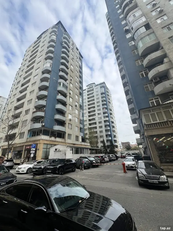 Satılır 3 otaqlı mənzil 135 m²