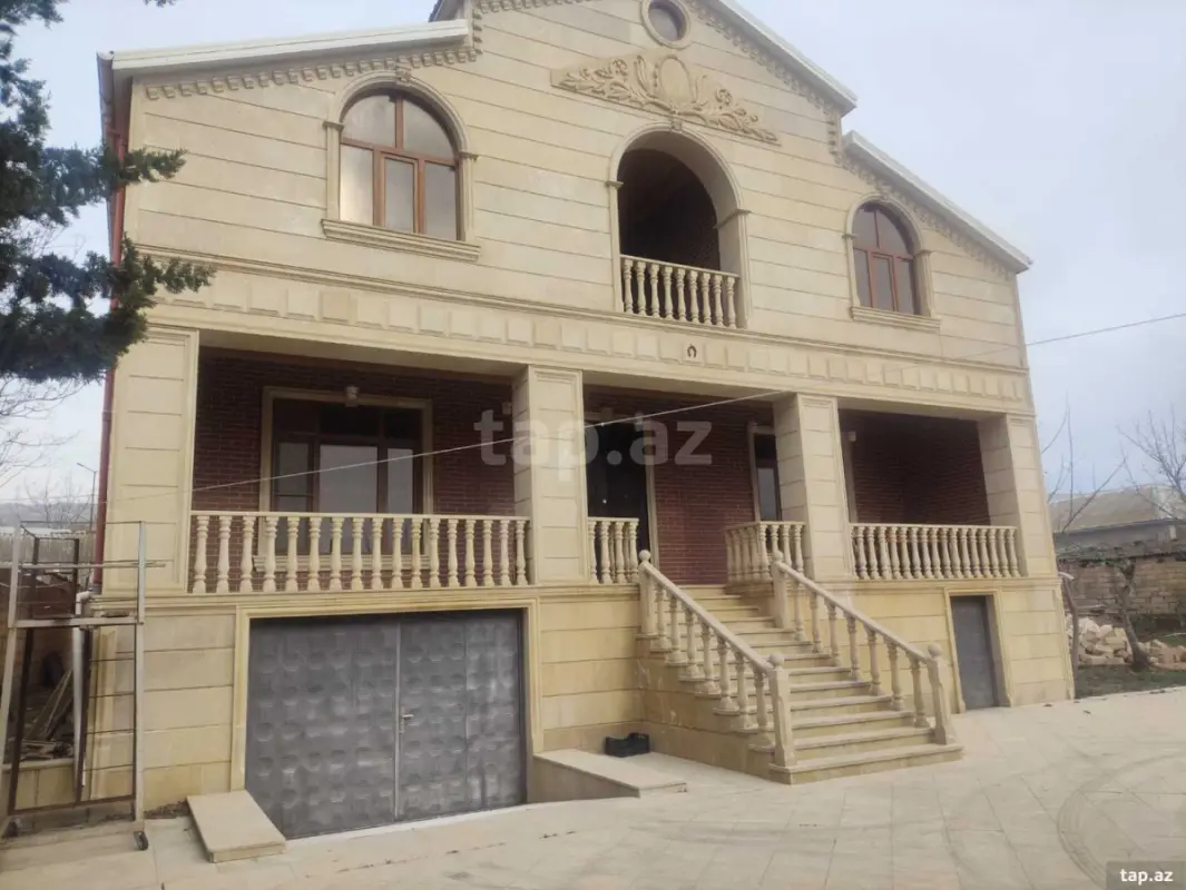 Satılır 8 otaqlı həyət evi 275 m²