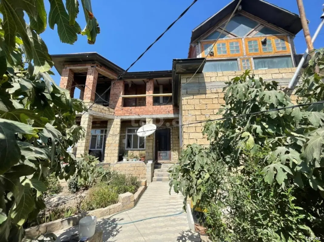 Satılır 6 otaqlı həyət evi 300 m²
