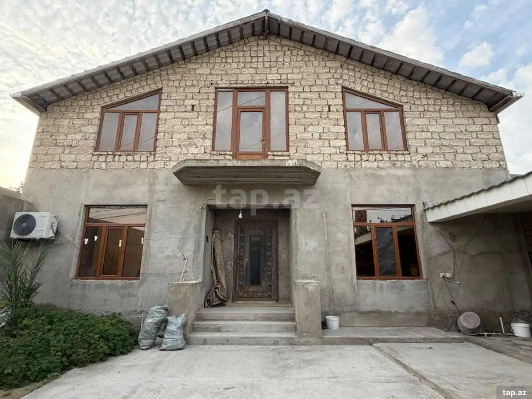 Satılır 5 otaqlı həyət evi 240 m²