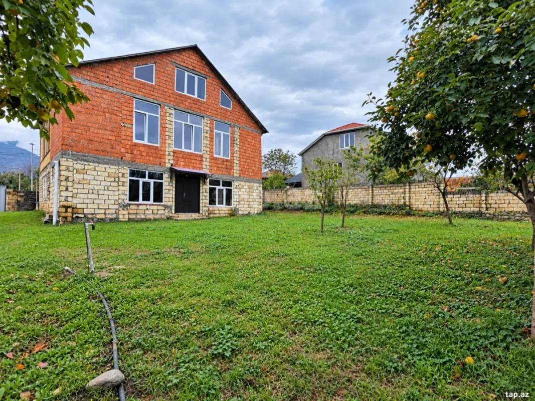 Satılır 6 otaqlı həyət evi 240 m²