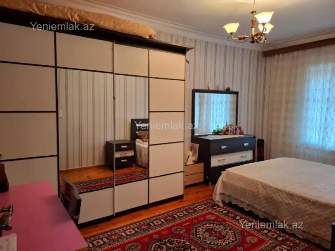 Satılır 4 otaqlı köhnə tikili 100 m²