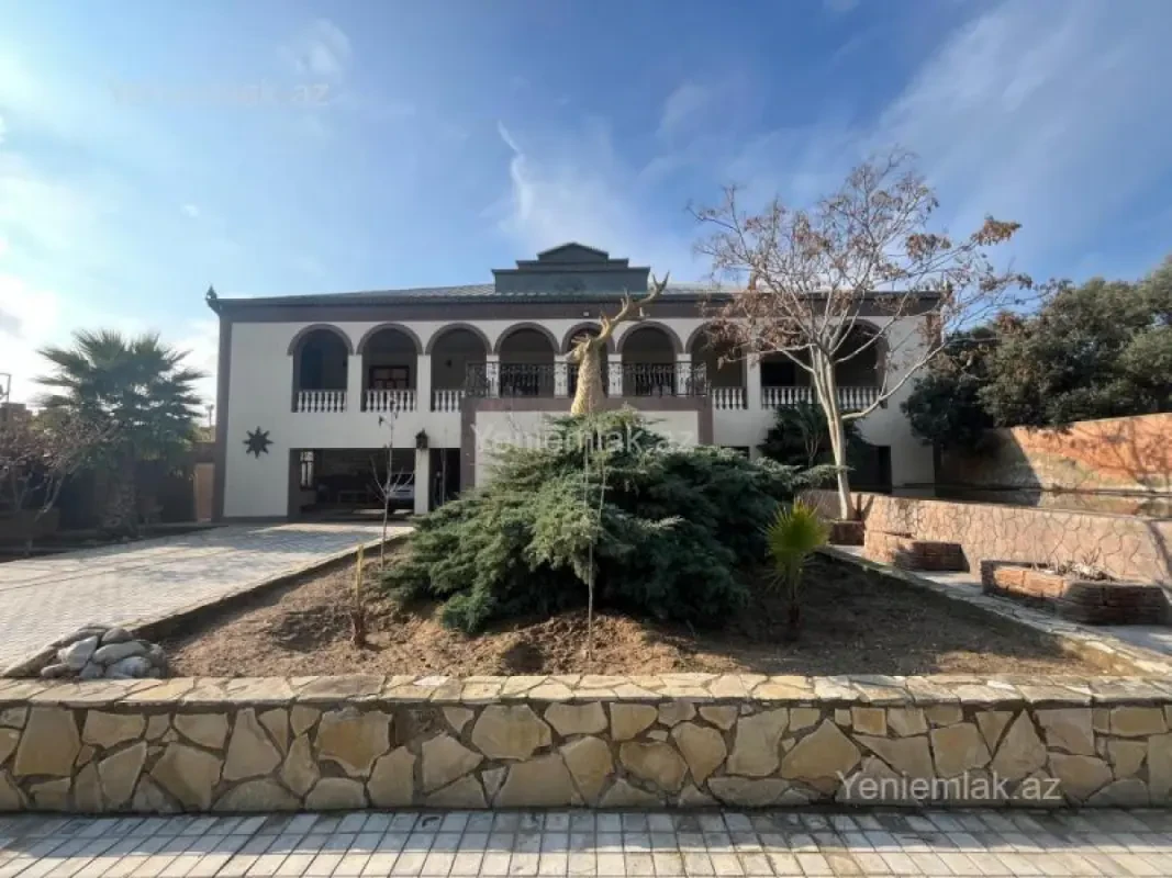Satılır 11 otaqlı həyət evi 1500 m²