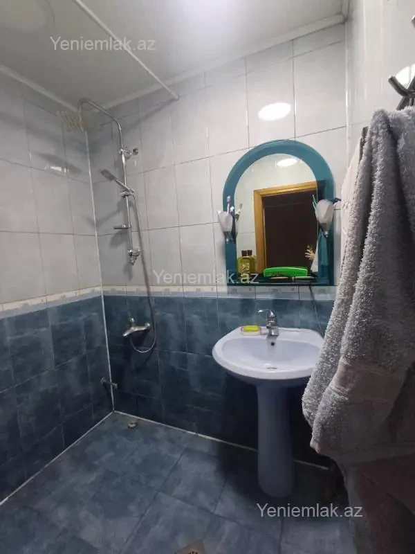 Satılır 4 otaqlı köhnə tikili 100 m²