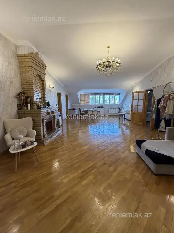 Satılır 8 otaqlı köhnə tikili 400 m²
