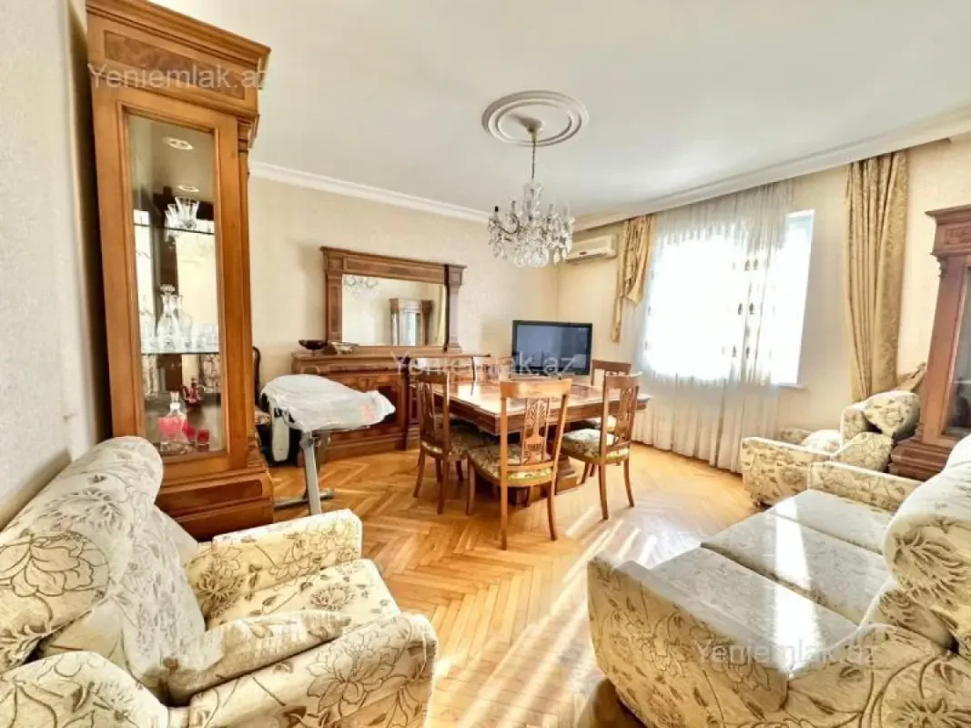 Satılır 4 otaqlı köhnə tikili 105 m²