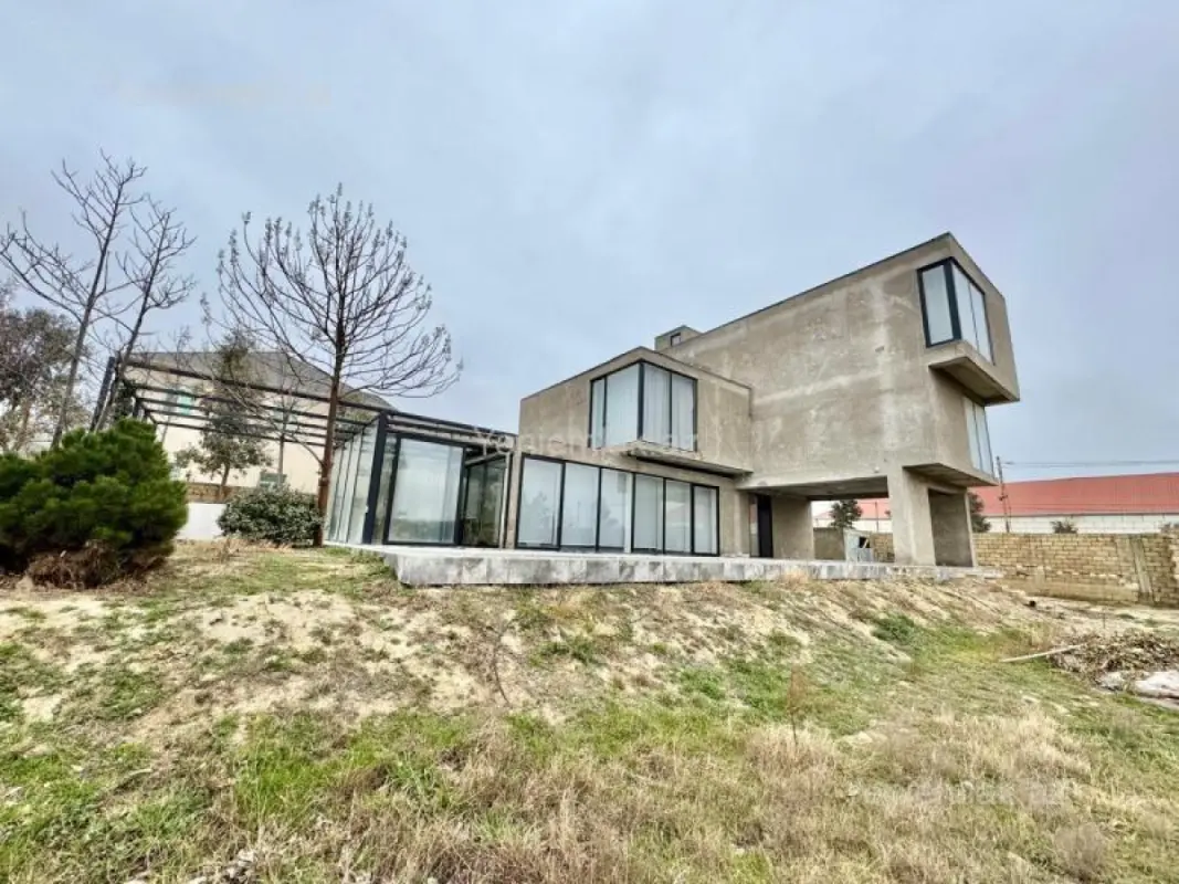 Satılır 14 otaqlı həyət evi 375 m²