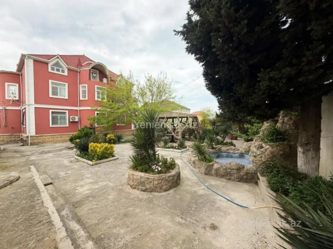 Satılır 11 otaqlı həyət evi 350 m²