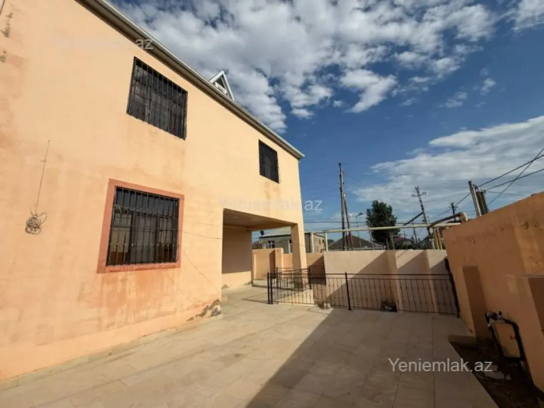 Satılır 5 otaqlı həyət evi 240 m²