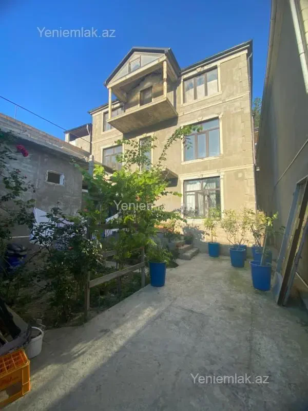 Satılır 9 otaqlı həyət evi 300 m²