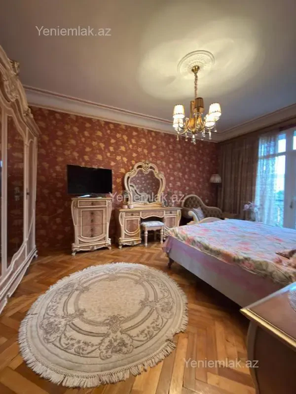 Satılır 4 otaqlı köhnə tikili 105 m²