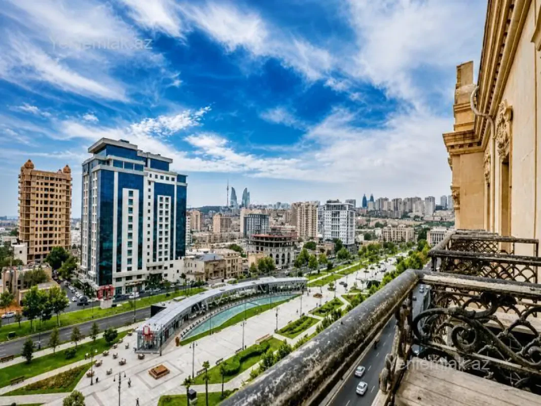 Satılır 7 otaqlı köhnə tikili 250 m²