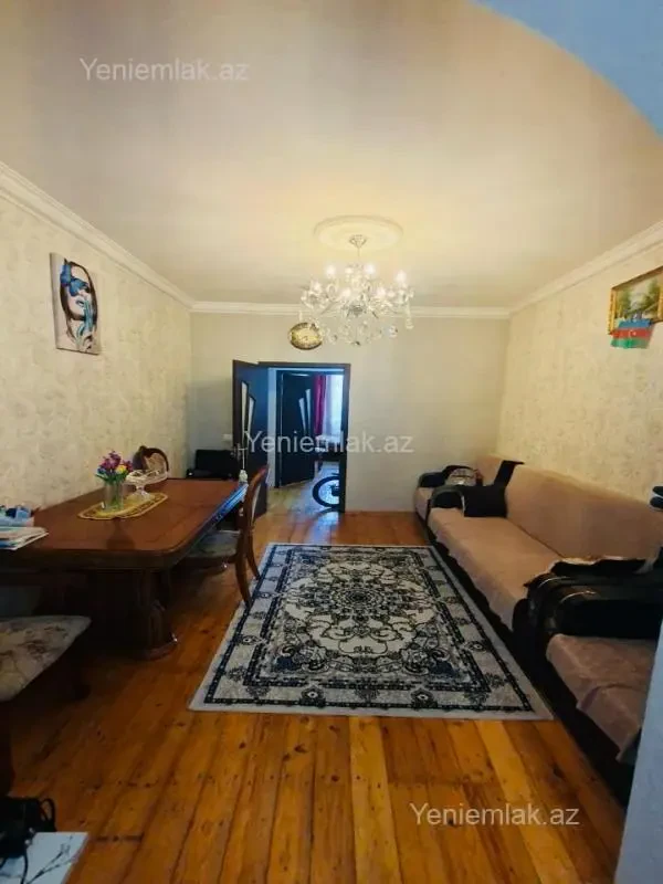 Satılır 2 otaqlı köhnə tikili 65 m²