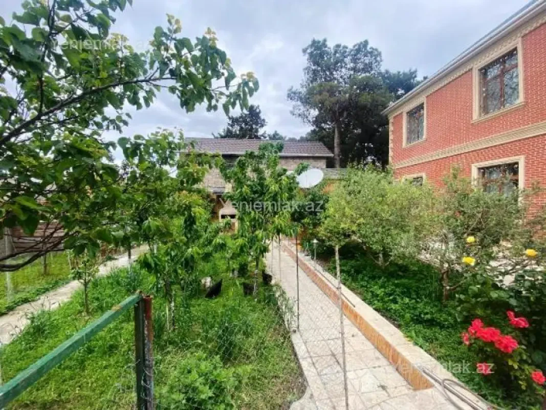 Satılır 6 otaqlı həyət evi 250 m²
