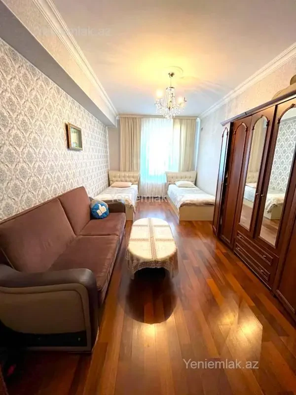 Satılır 3 otaqlı köhnə tikili 115 m²
