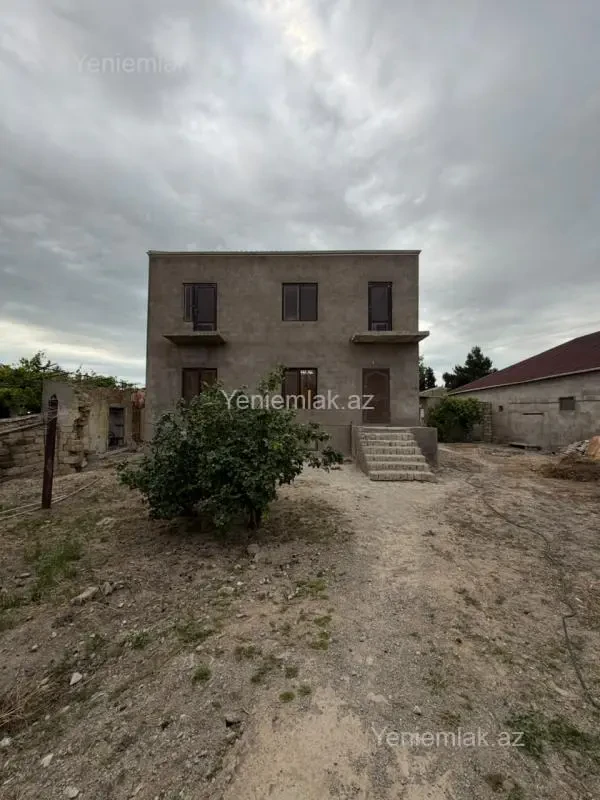 Satılır 5 otaqlı həyət evi 300 m²