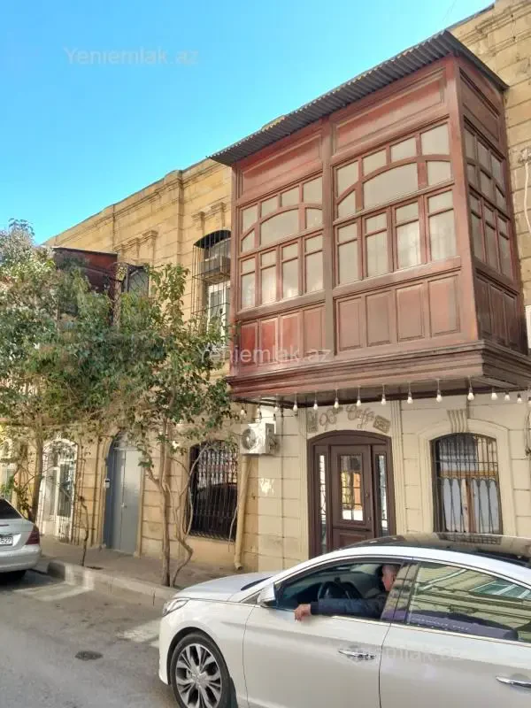 Satılır 8 otaqlı köhnə tikili 350 m²