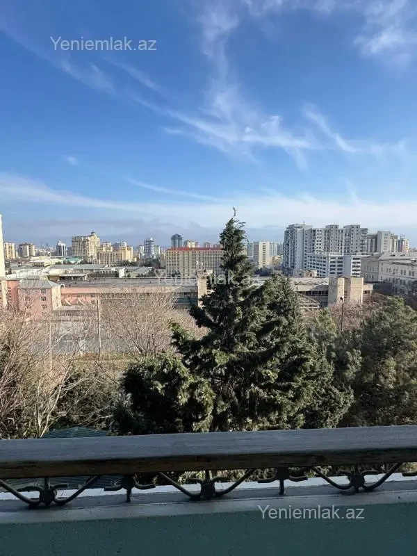 Satılır 4 otaqlı köhnə tikili 130 m²